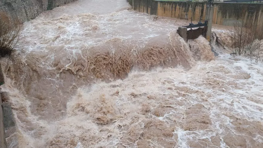 Els efectes de la pluja al Llobregat al seu pas per La Pobla de Lillet