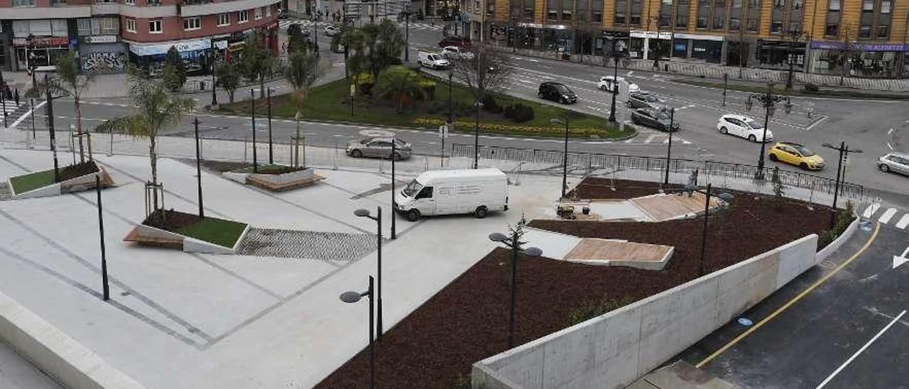 Vista general de la plaza inferior, con la entrada del parking a la derecha.