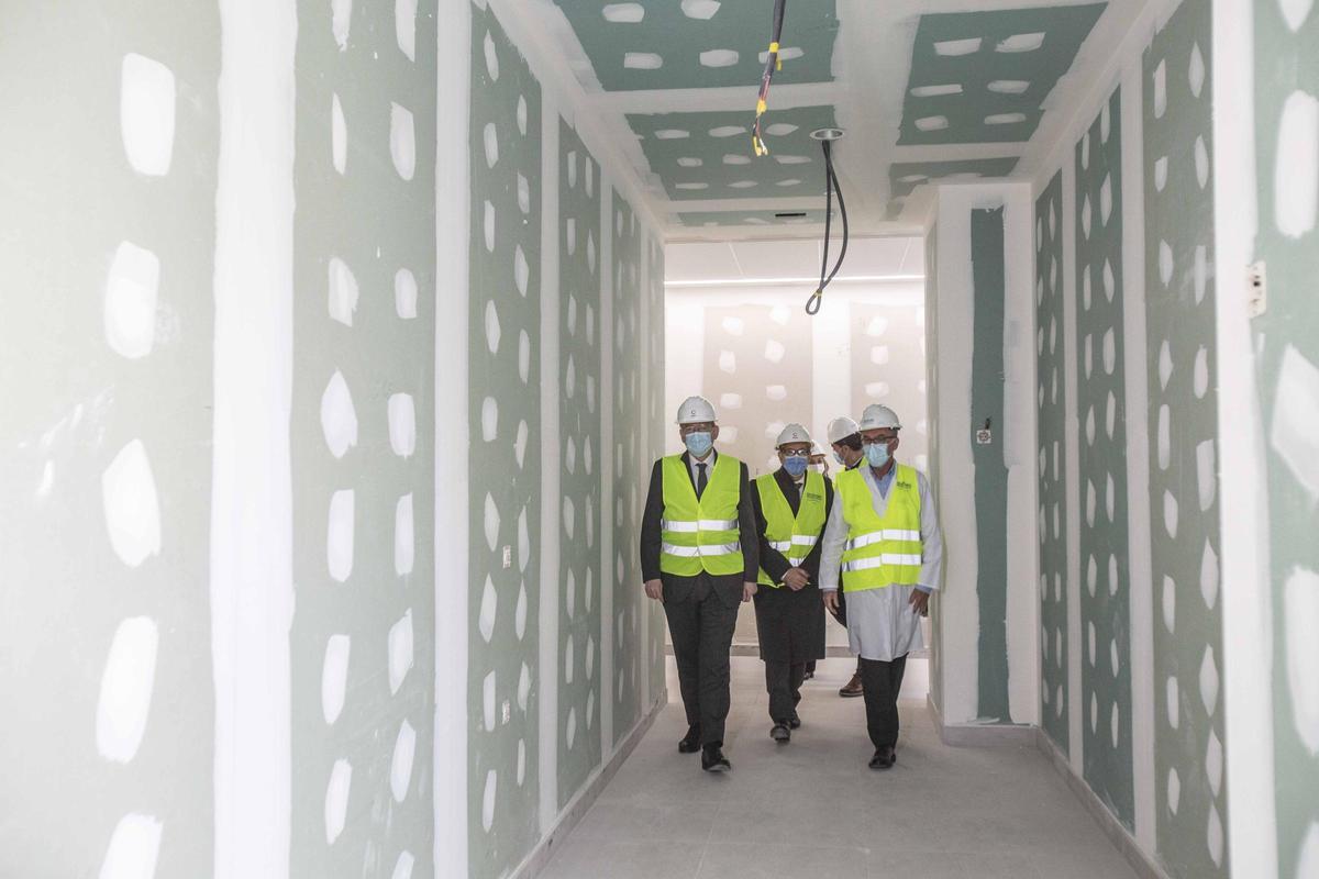 Visita de Puig a la ampliación de urgencias del Hospital de Alicante