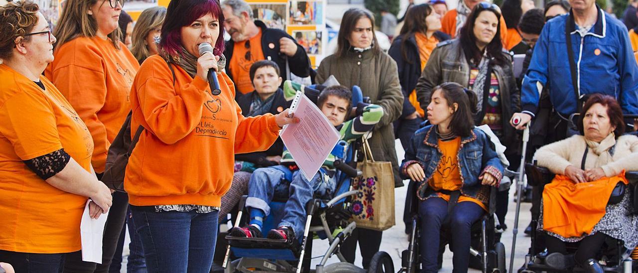 Concentración de las plataformas en defensa de la dependencia en València. | GERMÁN CABALLERO