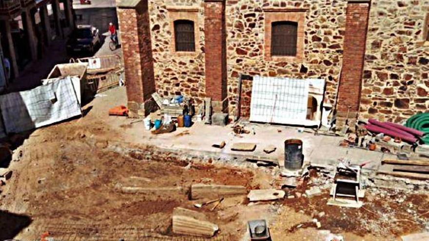 Obras que se realizan en la Plaza de Santa María y restos de la necrópolis.