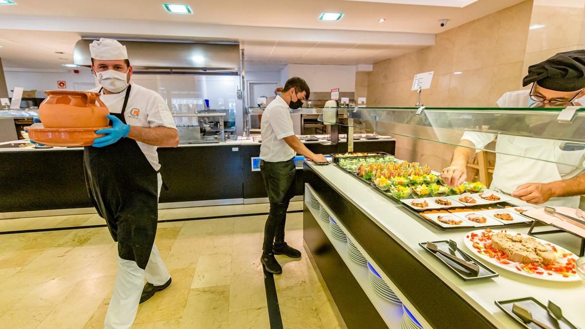 Trabajadores del servicio de restauración de un hotel de Benidorm preparan el bufé para sus clientes, en una imagen reciente.