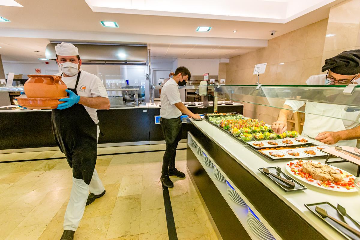 Trabajadores del servicio de restauración de un hotel de Benidorm preparan la sala para sus clientes, en una imagen reciente.