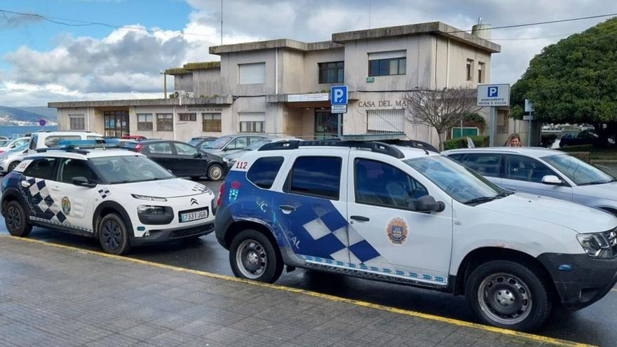 Los coches de la Policía de Bueu ante la Casa do Mar.