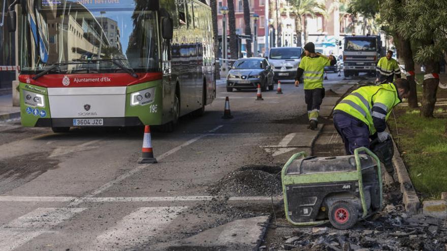 El asfaltado en la avenida de la Libertad obliga a desv os y