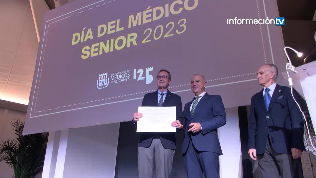 Los médicos alicantinos jubilados reciben un merecido reconocimiento en el día del Médico Senior