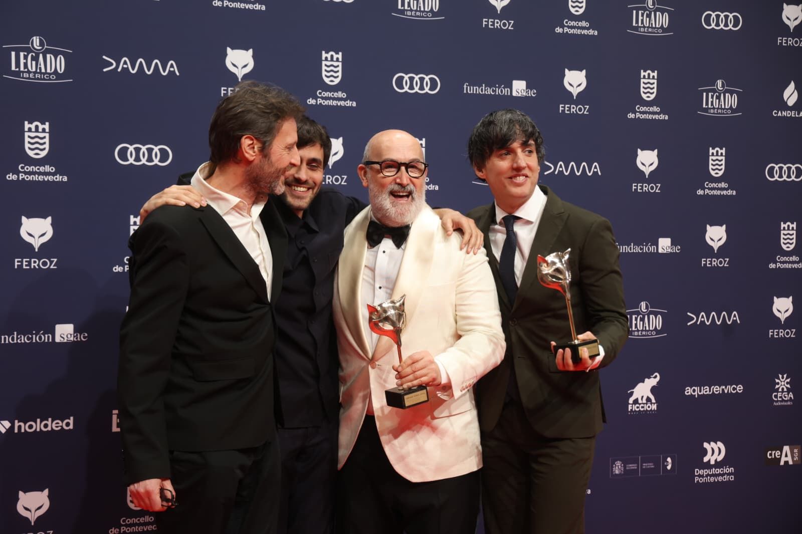 Javier Cámara posa con su premio Gustavo Santos (6)