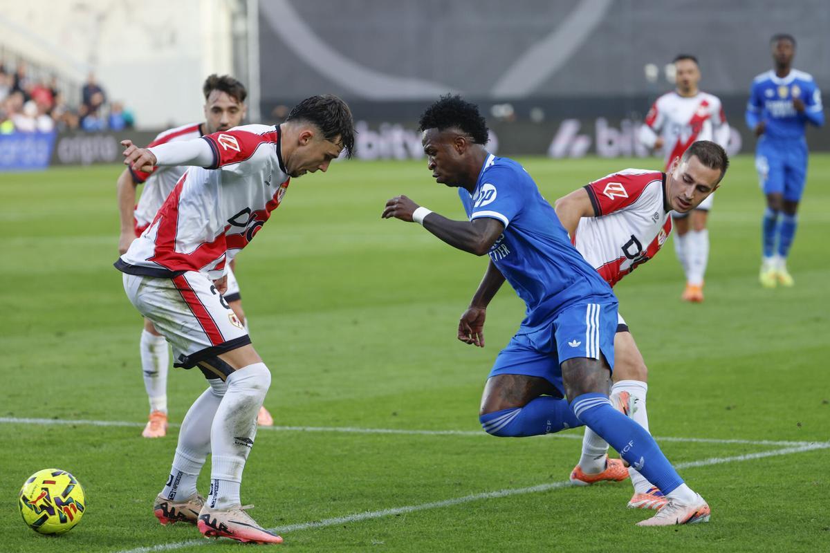 Andrei Ratiu trata de frenar a Vinícius en el partido entre el Rayo y el Real Madrid