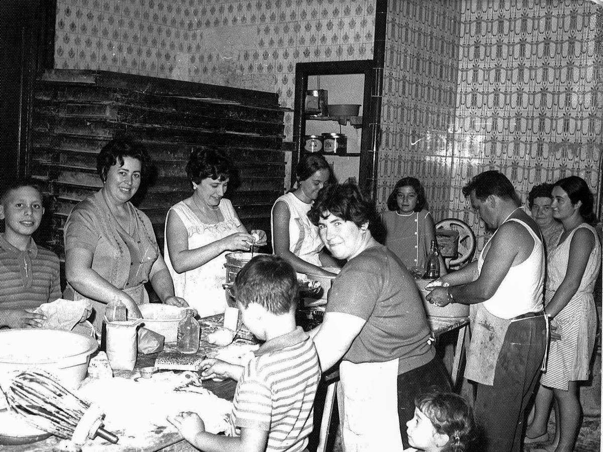 Forn Baixauli hace años. Un lugar de reunión y trabajo colectivo y familiar.