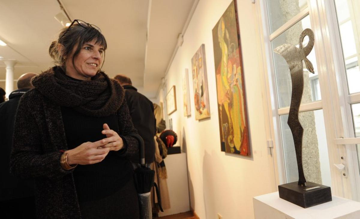 Una asistente contempla la escultura de Fondevila.