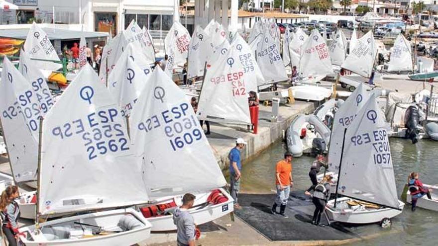 Clase optimist Organizar unas regatas en las que compiten 170 embarcaciones es una tarea titánica que el Club Nàutic de Cala Gamba          ha conseguido llevar a buen puerto.