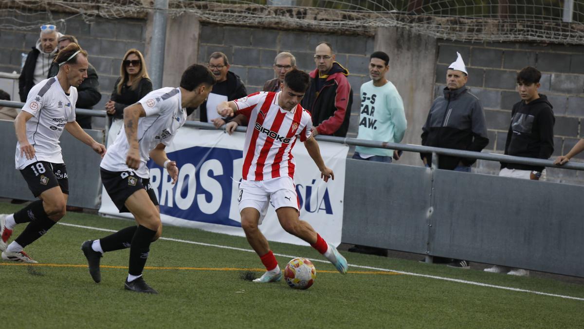 Una acción del Caudal-Sporting Atlético disputado en Mieres