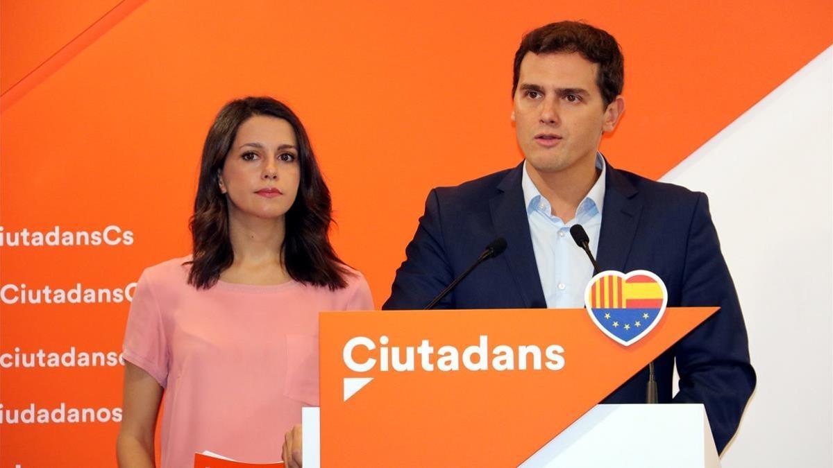 El presidente de C's, Albert Rivera, y la líder del partido en el Parlament, Inés Arrimadas, en la rueda de prensa que han ofrecido este domingo en Barcelona.