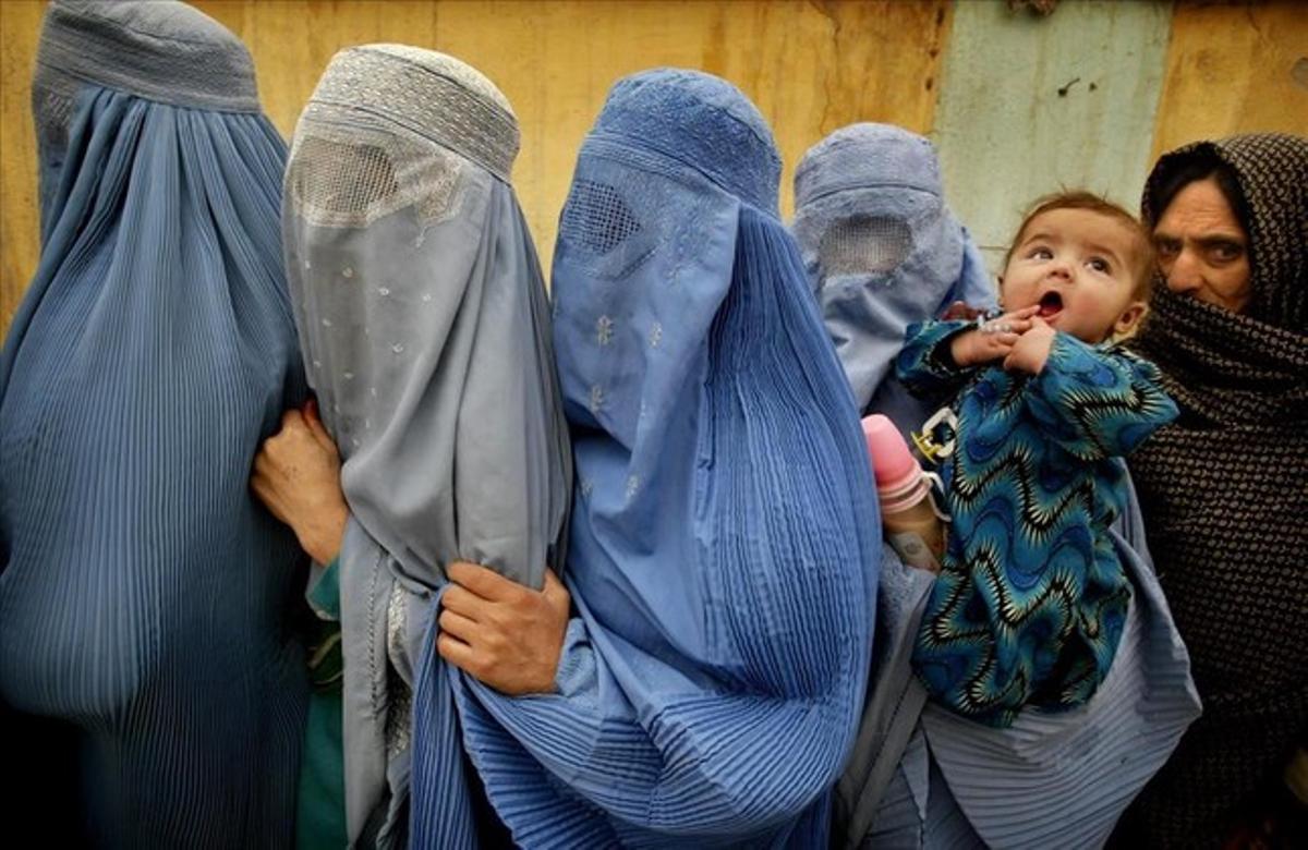 jjubierre2303526 afghan women wearing the traditional burka  stand 160301122223