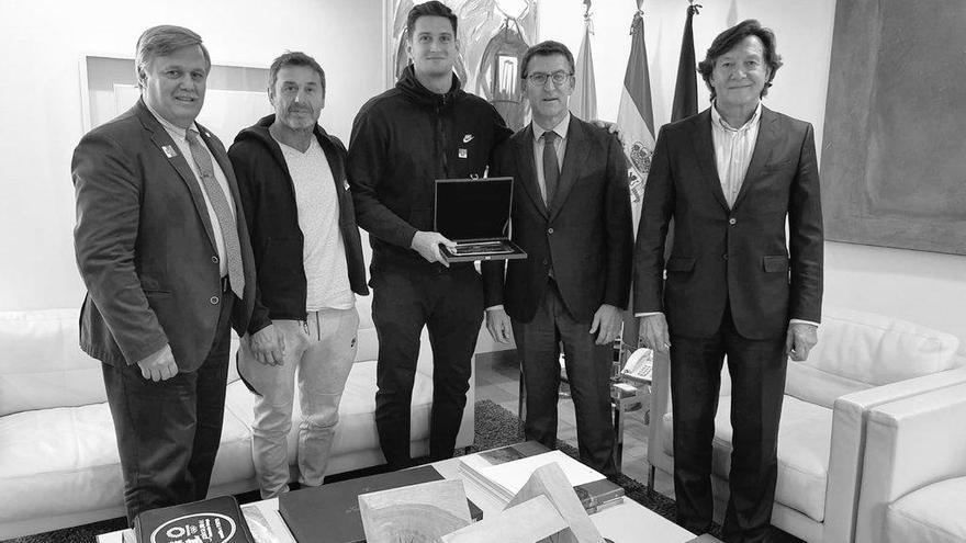 Mario Muzas, Quino Ruiz, Niko Sherazadishvili, Alberto Núñez Feijóo y José Ramón Lete, durante la recepción al campeón del mundo. // FdV