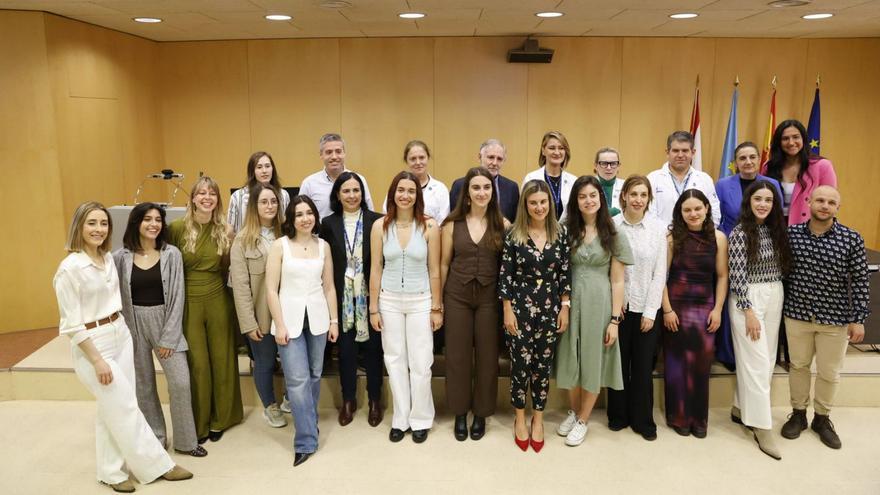Foto de familia de los enfermeros internos residentes que acaban su periodo con profesionales del área V y de la Consejería de Salud, este viernes, en el salón de actos del Hospital de Cabueñes.