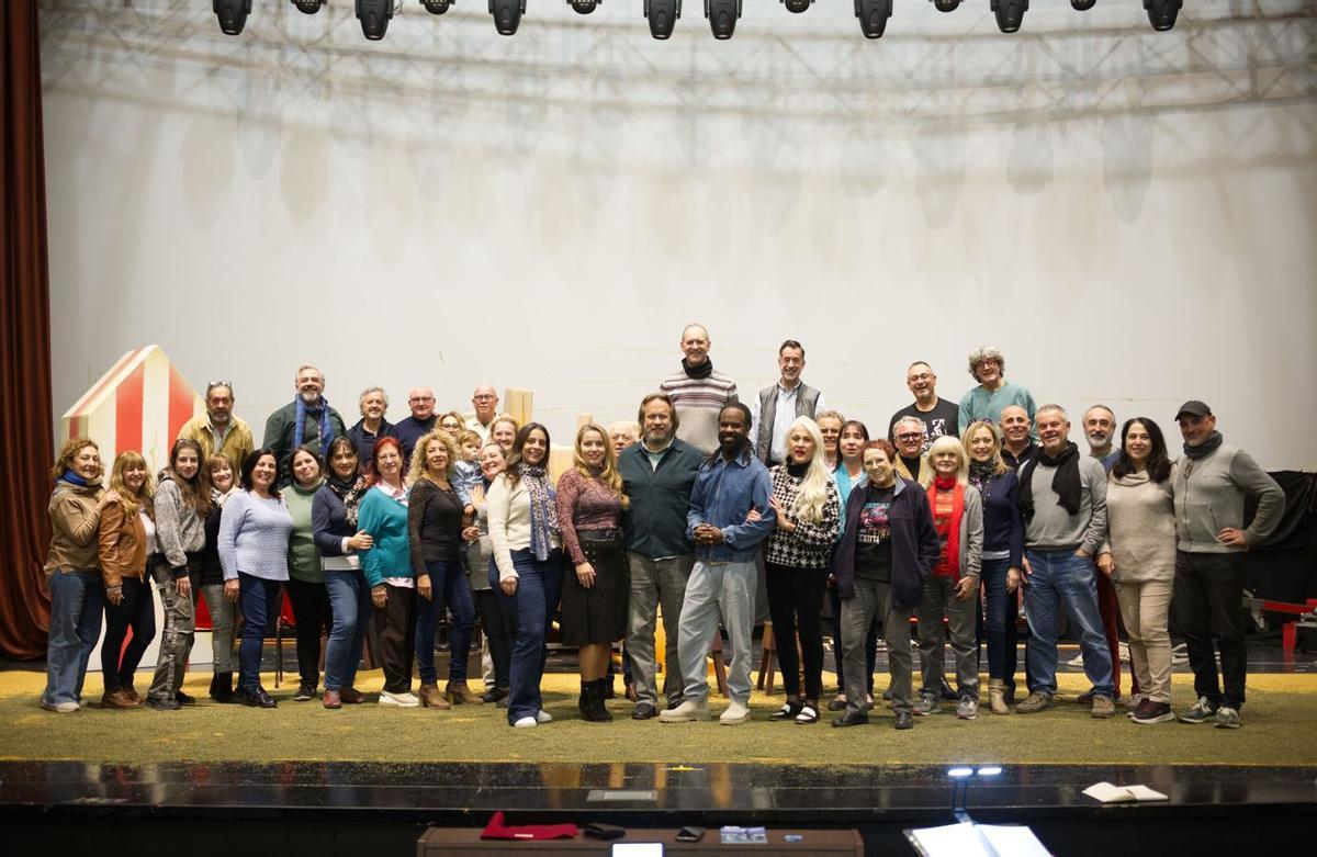 Miembros de la Compañía Lírica Alicantina con algunos de los cantantes extranjeros en el centro de la imagen