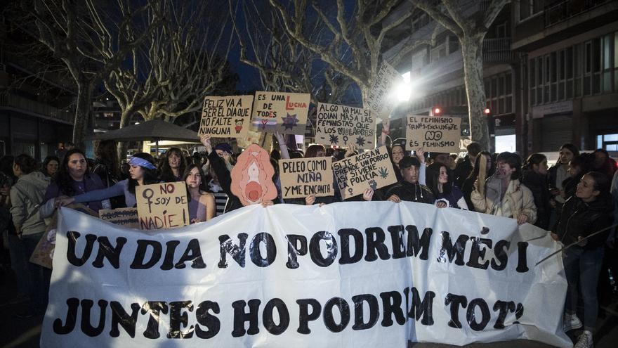 Manresa condemna la violència masclista en la manifestació del 8M