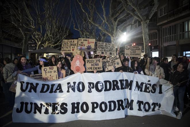 GALERIA | Manresa condemna la violència masclista en la manifestació del 8M