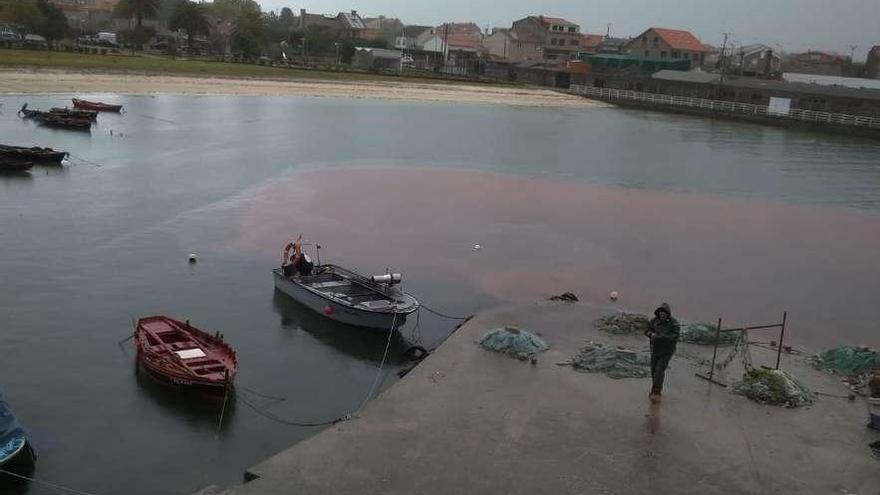 El vertido formó una gran mancha roja frente a la playa de Meloxo. // FdV