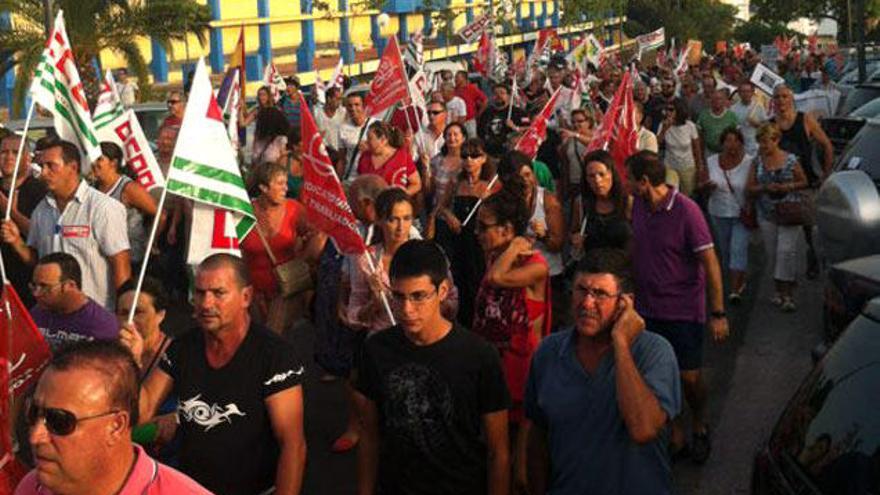 La manifestación, durante su recorrido por la carretera de Ojén.