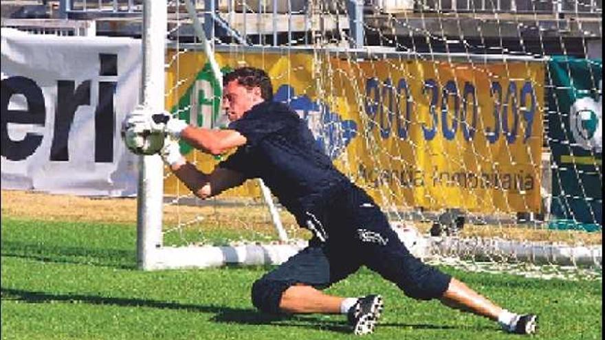 Juan Calatayud, portero del Racing de Santander, estuvo a punto de fichar ayer por el Hércules