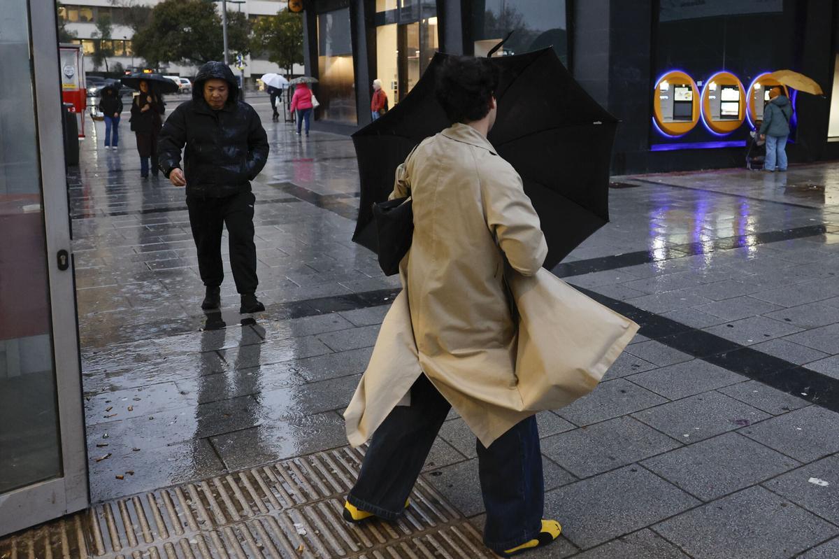 El viento y la lluvia azotan las inmediaciones del intercambiador de plaza de Castilla