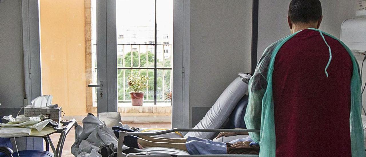 Una paciente recibiendo cuidados paliativos en el Hospital de San Vicent.  |