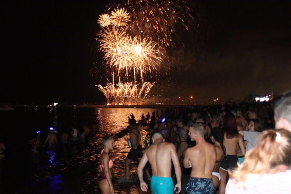 Como es tradición, el espectáculo pirotécnico da paso a días de fiesta en Málaga. Y como cada año, cientos de jóvenes siguieron los fuegos desde la playa de La Malagueta