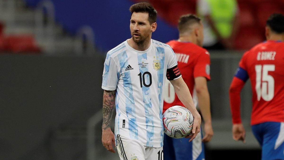 Messi y la pelota, en el duelo de Argentina frente a Paraguay.