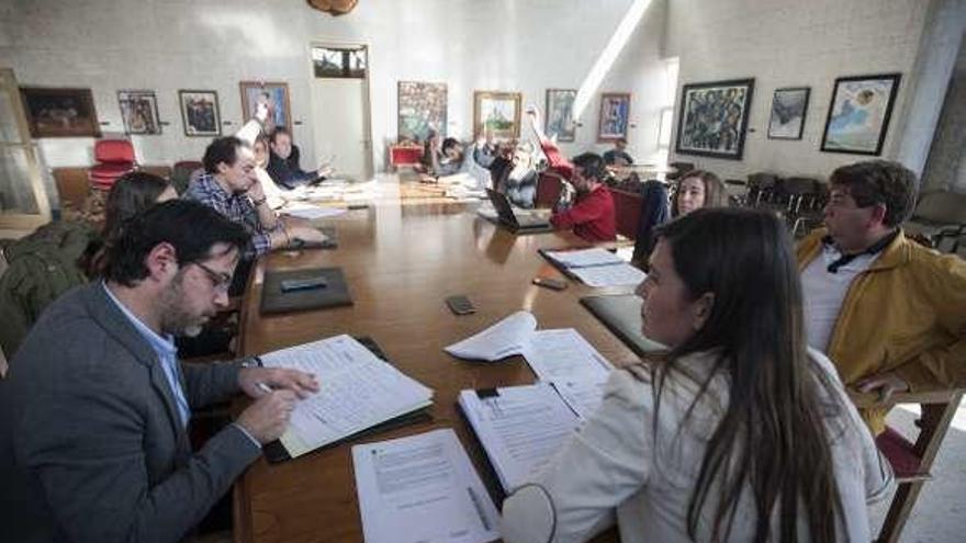 Imagen del pleno celebrado el jueves en Forcarei en el que PP y BNG votaron en contra del proyecto presupuestario. // Bernabé/Cris M.V.