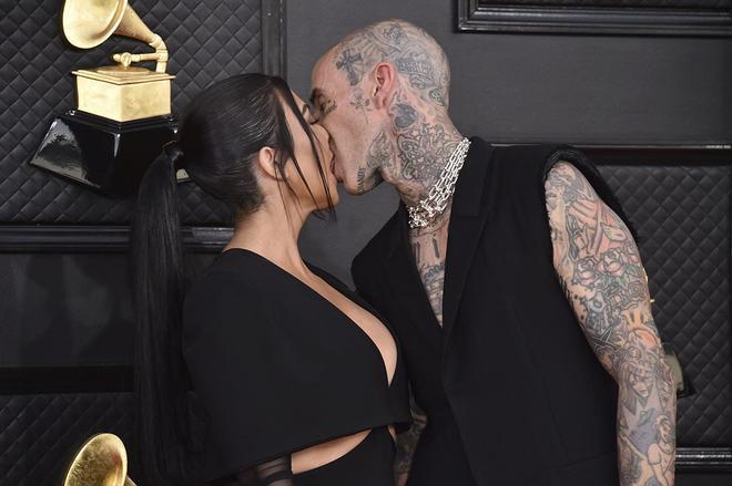 Kourtney Kardashian y Travis Barker besándose