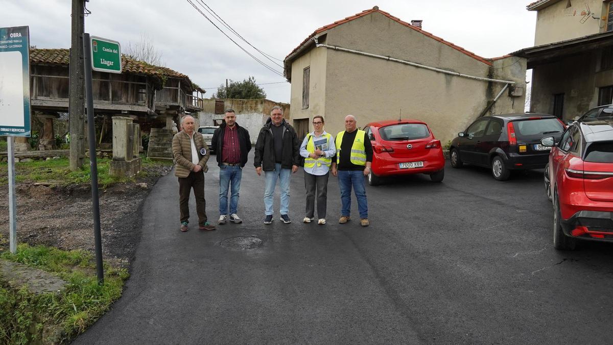 Juan Carlos Álvarez, Javier Rodríguez, Alejandro Villa, Isabel Fernández y Benigno Fernández, en la zona de la obra.