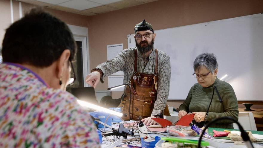 Marino Molina, 51 años, encontró en el cuero un futuro tras un grave accidente y años de lucha con la salud mental: "Ha salvado mi vida"
