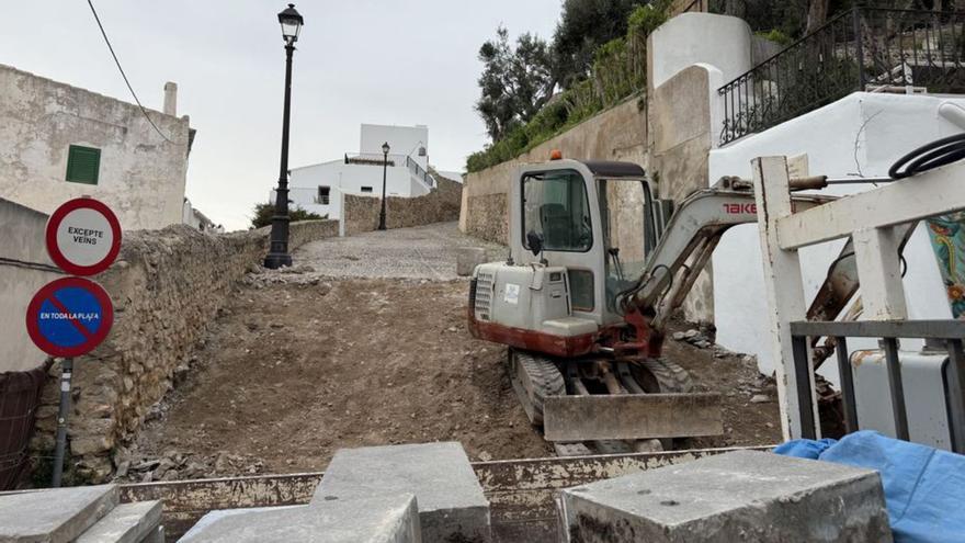 Inicio de las obras de mejora en la calle Pintor Tur de Montis. | J.A.C.