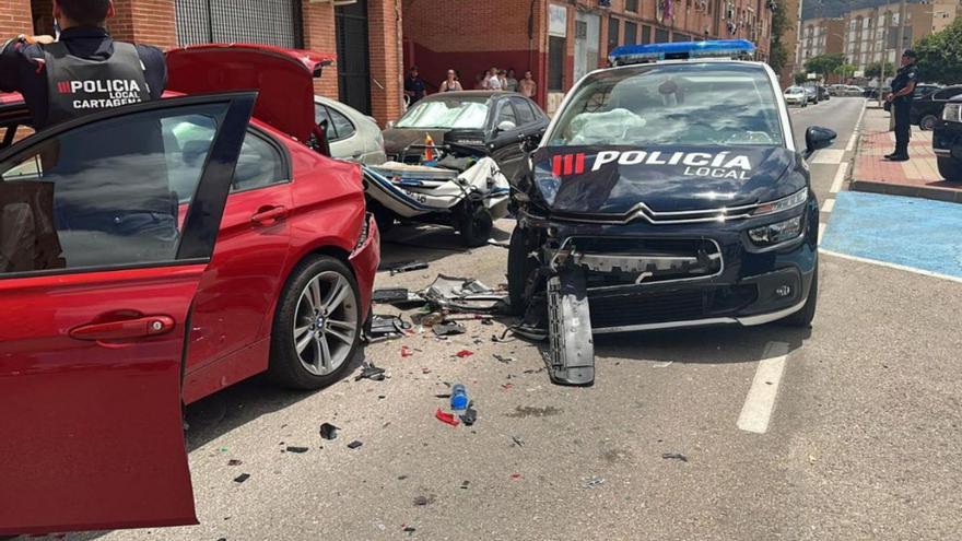 Un vehículo robado se estrelló contra un coche de la Policía Local de Cartagena.