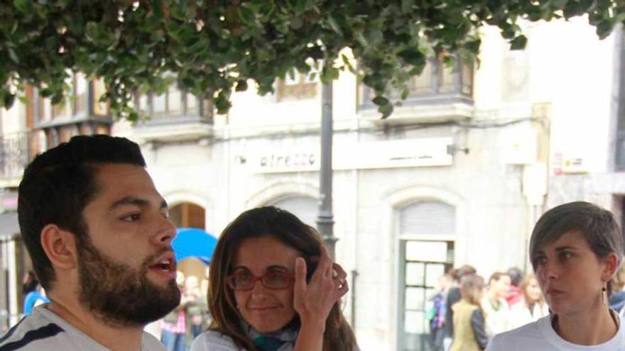 Rosón, el año pasado, junto a dos empleadas de La Auxiliar con camisetas reivindicativas.