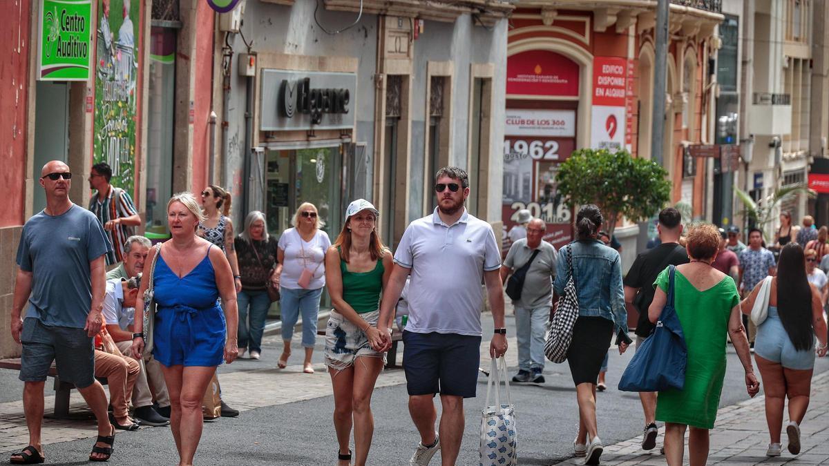 Vecinos y visitantes pasean por la calle del Castillo, en el centro de Santa Cruz.