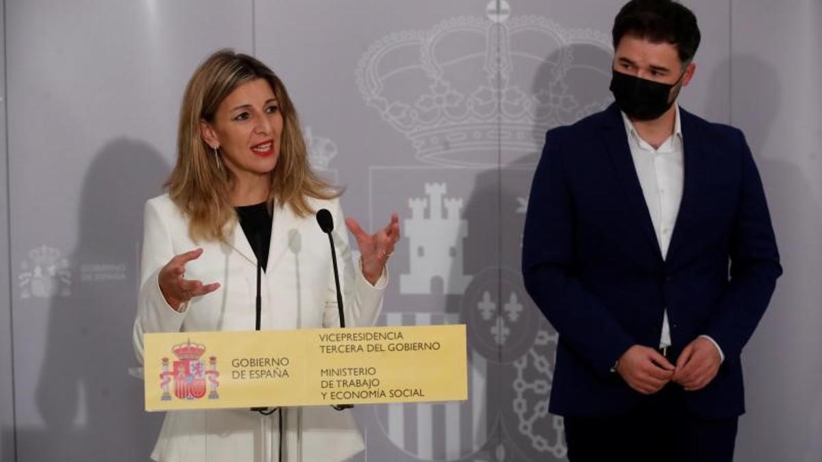 La hoy vicepresidenta segunda del Gobierno, Yolanda Díaz, y el portavoz parlamentario de ERC, Gabriel Rufián, en rueda de prensa tras su reunión en el Ministerio de Trabajo el pasado 10 de mayo de 2021.