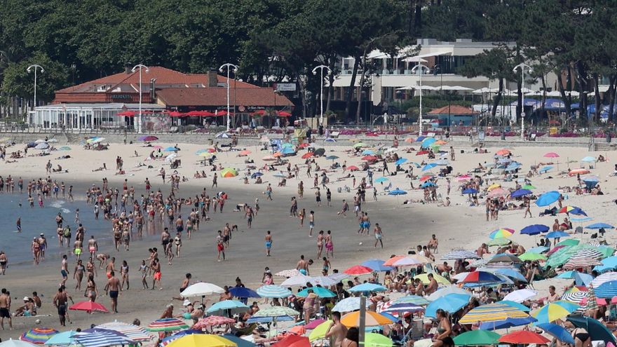 Día de playa en Samil en una imagen de archivo de este verano.