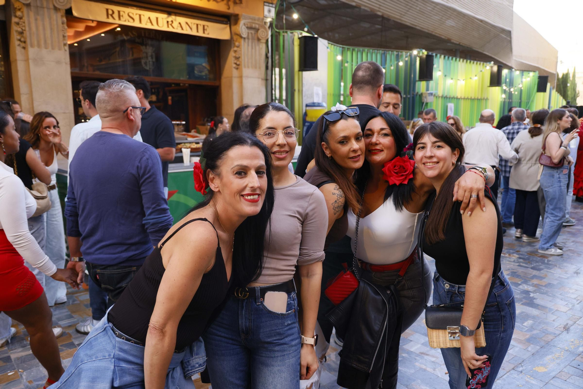 Ambiente durante el viernes por la tarde en las Cruces de Mayo de Cartagena