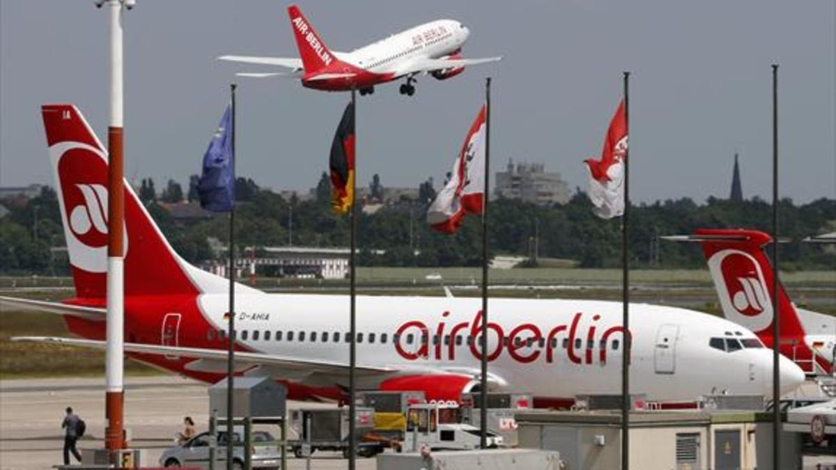 Un avión de Air Berlin despega del aeropuerto berlinés de Tegel.