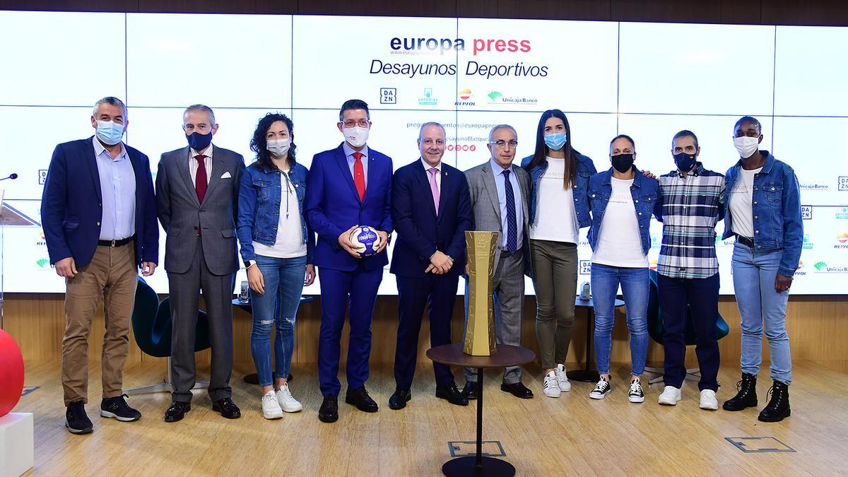 Foto de grupo en los Desayunos Deportivos de Europa Press
