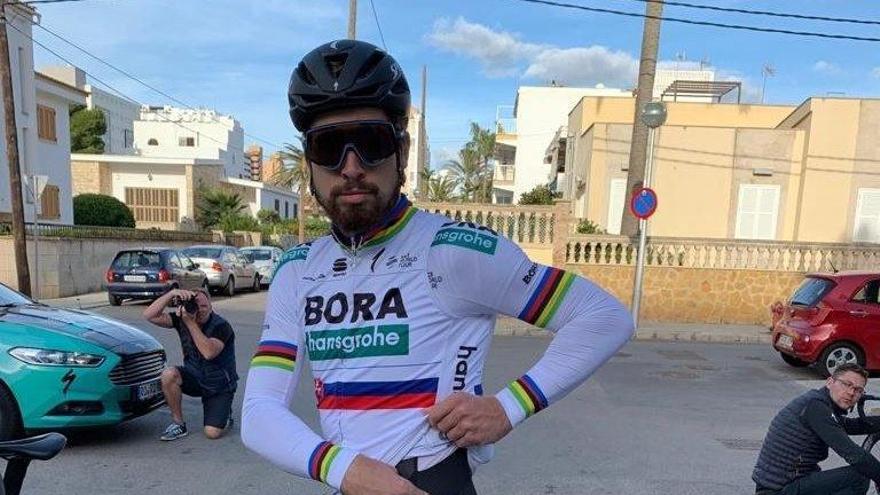 Peter Sagan en su aparición el sábado en el aparcamiento de su hotel de la Platja de Palma.