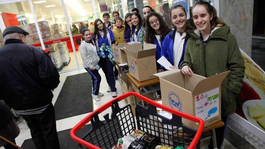 Alumnos del colegio la Milagrosa, durante la recogida de alimentos.