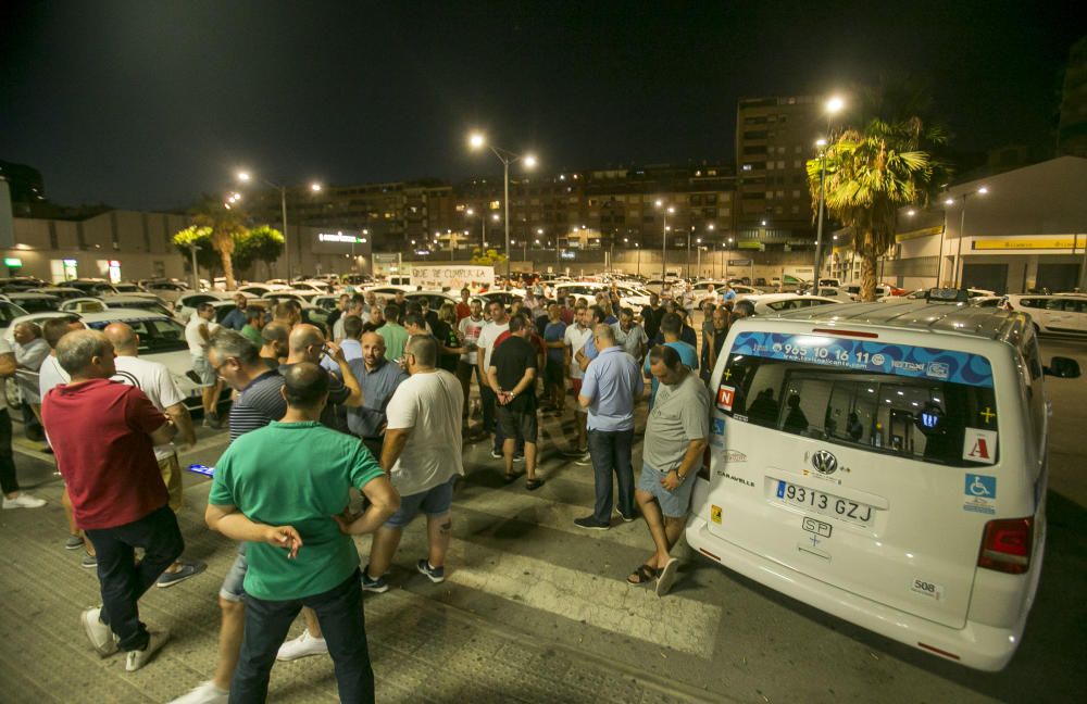 La huelga indefinida continúa: turistas cargados de maletas sin taxi en Alicante.