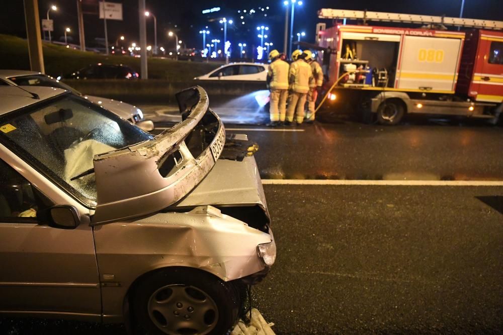 Un accidente en Alfonso Molina, a la altura de Santa Gema, en dirección a la ciudad, causó retenciones hasta el puente de A Pasaxe.