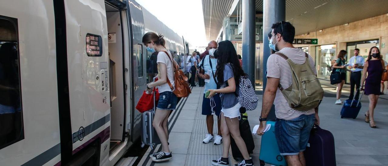 Pasajeros cogen el Alvia hasta Madrid en la estación de Cáceres en una fotografía de archivo.