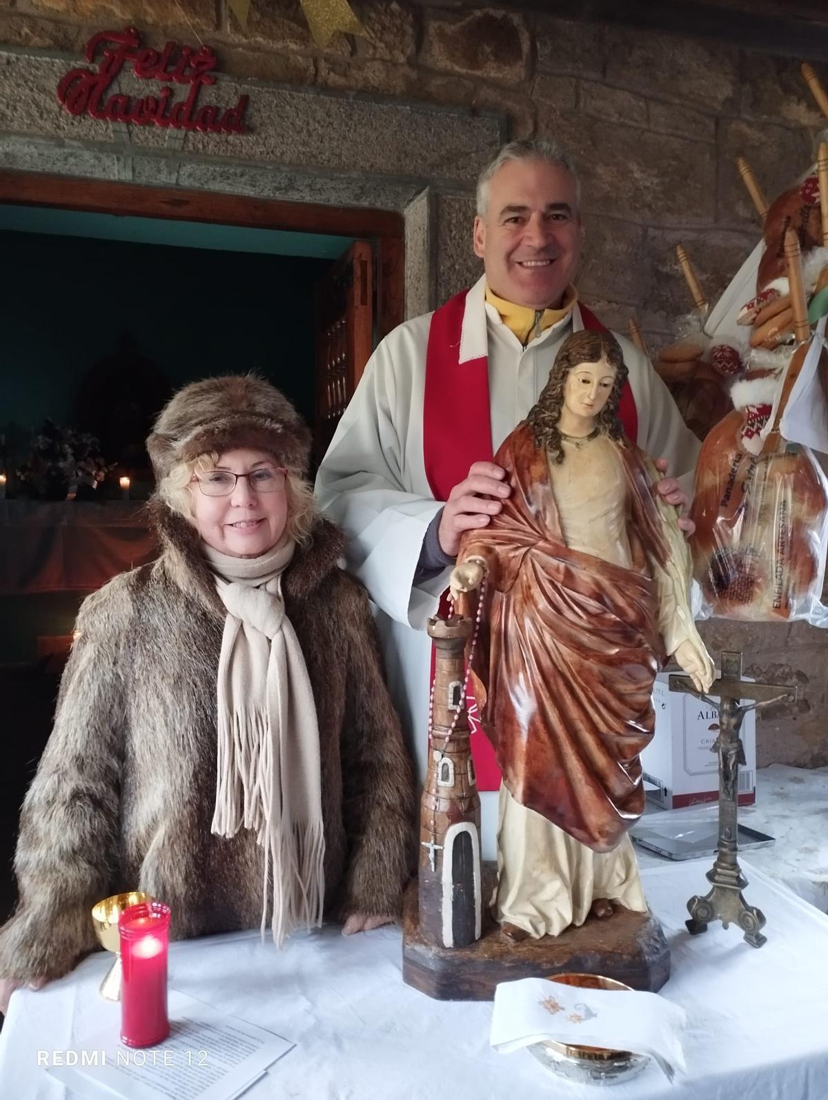 Rodrigo Sevillano y una vecina de Tablao, junto a la imagen de Santa Bárbara-