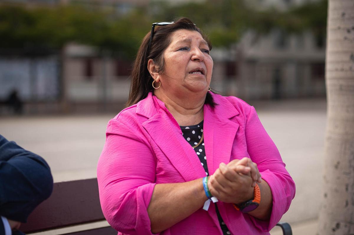 Josefa Fernández hablando sentada en un banco de la Plaza el Tranvía, en La Cuesta